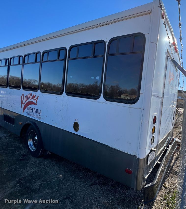 image for item ID9341 2001 International 3400  shuttle bus