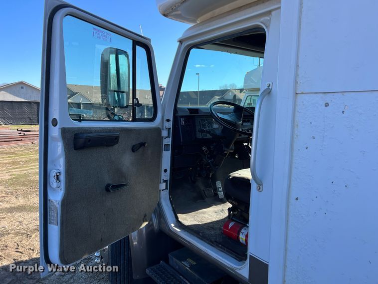 image for item ID9341 2001 International 3400  shuttle bus