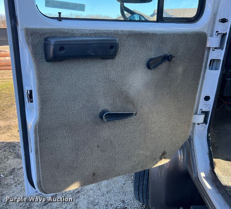 image for item ID9341 2001 International 3400  shuttle bus