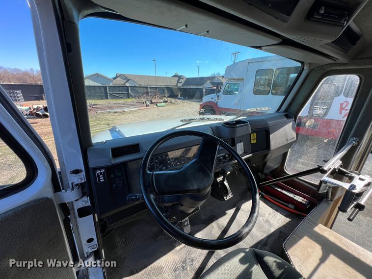 image for item ID9341 2001 International 3400  shuttle bus