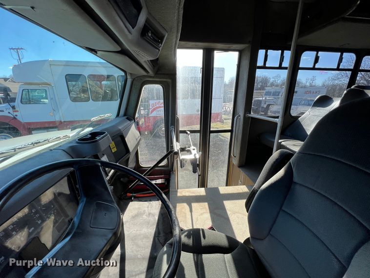 image for item ID9341 2001 International 3400  shuttle bus