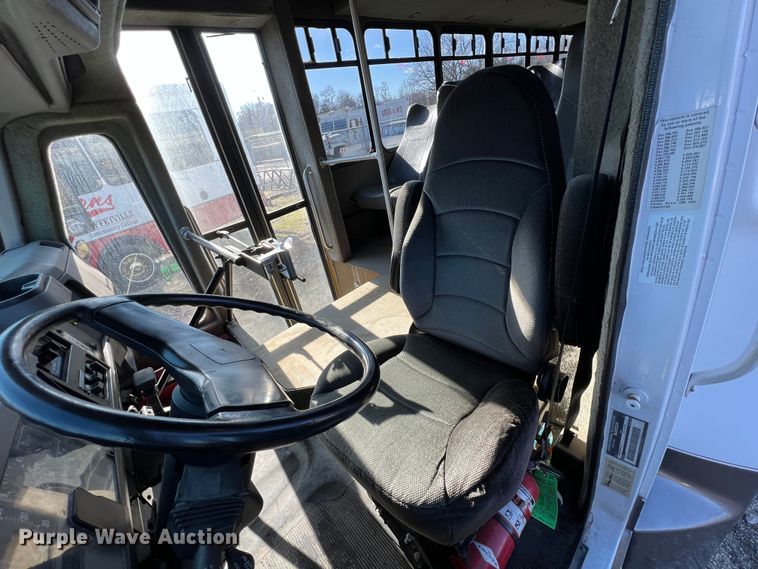 image for item ID9341 2001 International 3400  shuttle bus