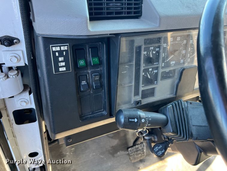 image for item ID9341 2001 International 3400  shuttle bus