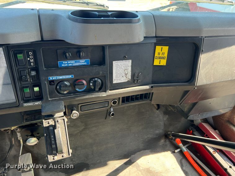 image for item ID9341 2001 International 3400  shuttle bus