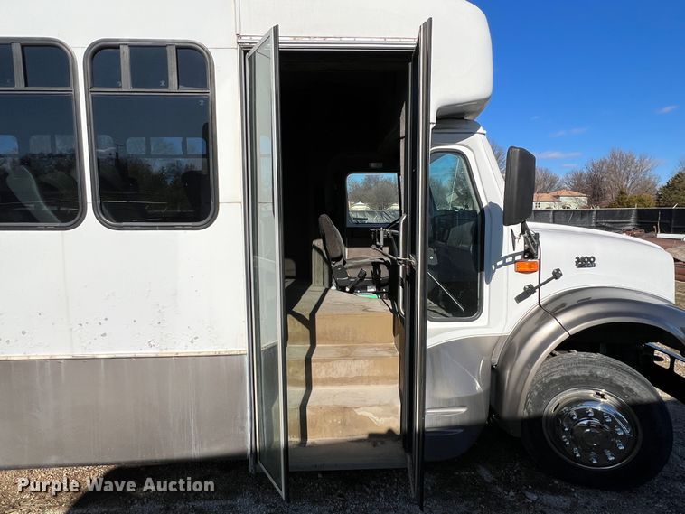 image for item ID9341 2001 International 3400  shuttle bus