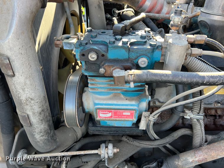 image for item ID9341 2001 International 3400  shuttle bus