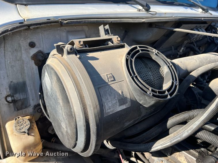 image for item ID9341 2001 International 3400  shuttle bus