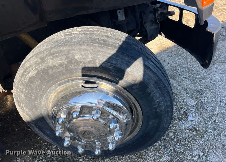 image for item ID9341 2001 International 3400  shuttle bus