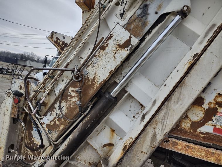 image for item JK9131 1998 Ford F800  refuse truck