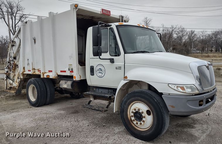 image for item JK9132 2006 International 4200  refuse truck