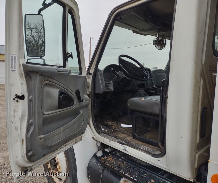 image for item JK9132 2006 International 4200  refuse truck