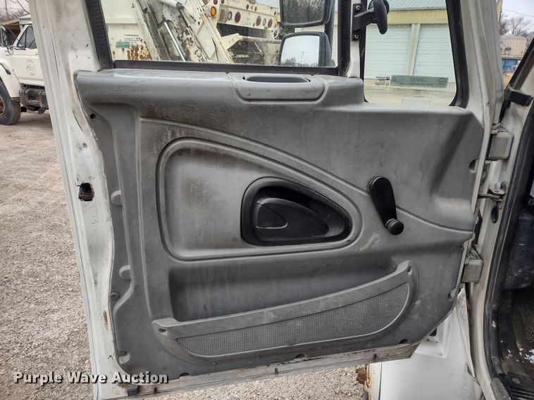 image for item JK9132 2006 International 4200  refuse truck