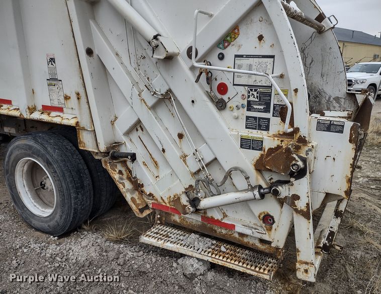 image for item JK9132 2006 International 4200  refuse truck