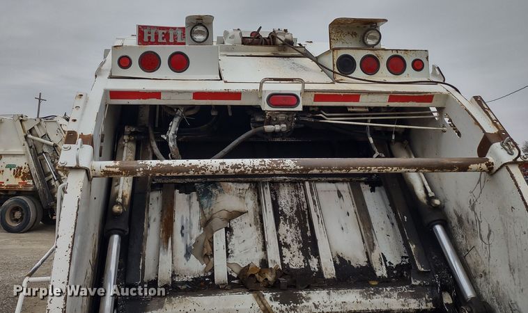 image for item JK9132 2006 International 4200  refuse truck