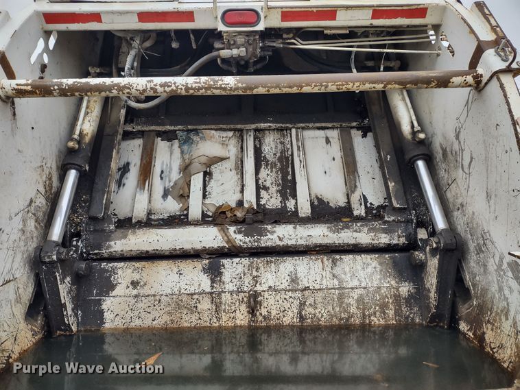 image for item JK9132 2006 International 4200  refuse truck