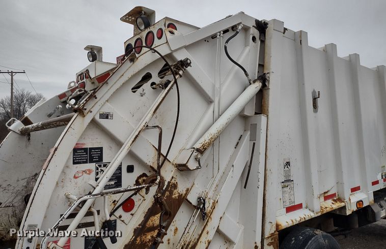 image for item JK9132 2006 International 4200  refuse truck