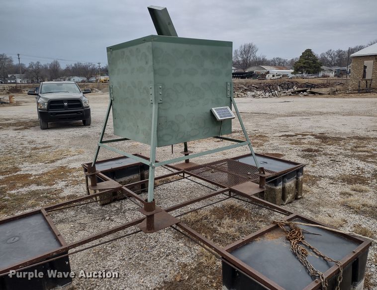 image for item JK9135 (2) fish feeders