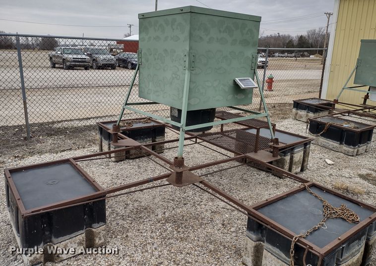 image for item JK9135 (2) fish feeders