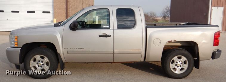 image for item MJ9907 2008 Chevrolet Silverado 1500 LT  Ext. Cab pickup truck