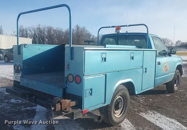 image for item MM9945 1993 GMC Sierra C2500  utility bed pickup truck