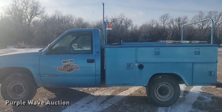 image for item MM9945 1993 GMC Sierra C2500  utility bed pickup truck