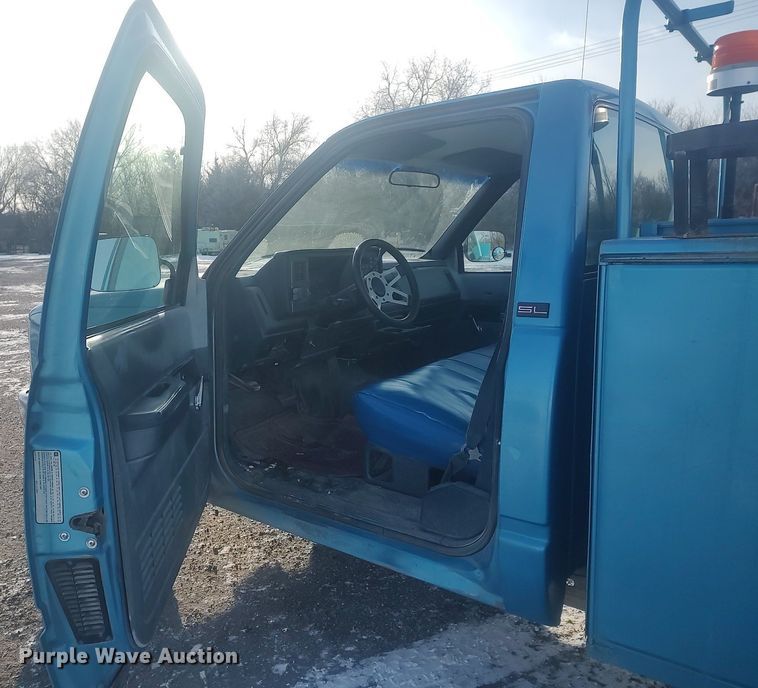 image for item MM9945 1993 GMC Sierra C2500  utility bed pickup truck