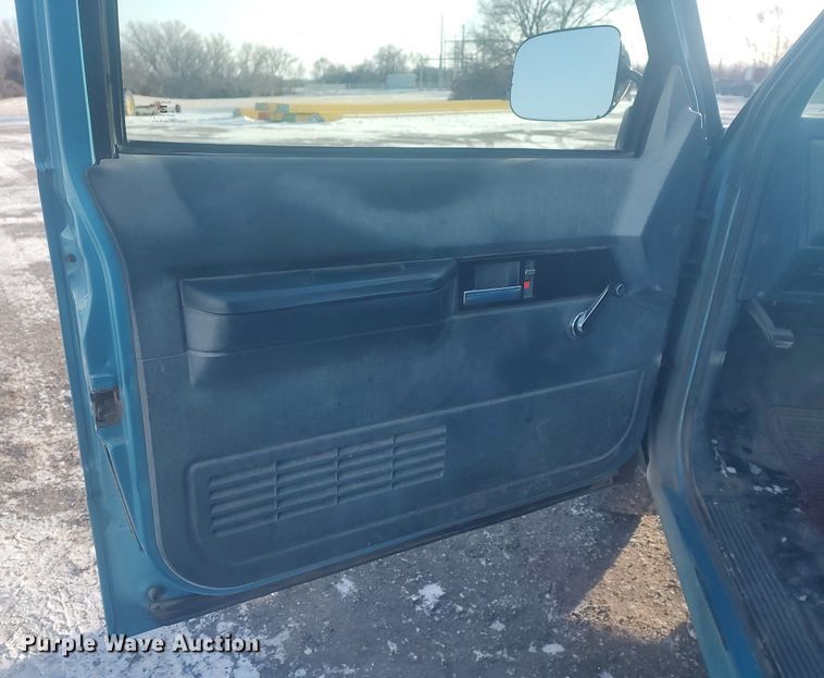 image for item MM9945 1993 GMC Sierra C2500  utility bed pickup truck