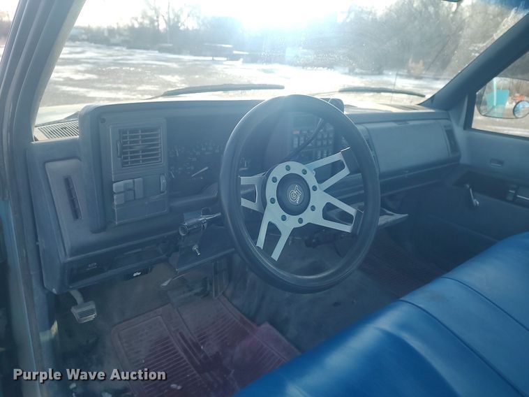 image for item MM9945 1993 GMC Sierra C2500  utility bed pickup truck