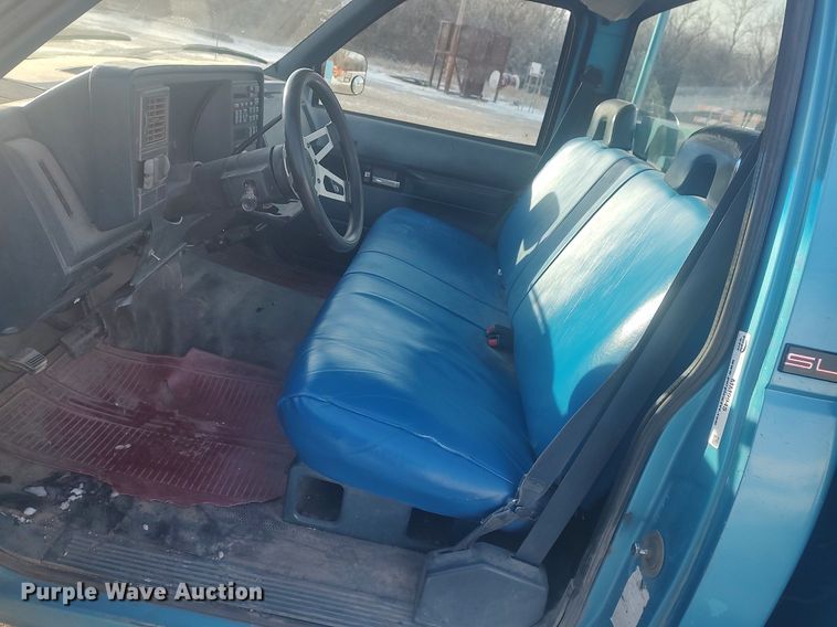 image for item MM9945 1993 GMC Sierra C2500  utility bed pickup truck