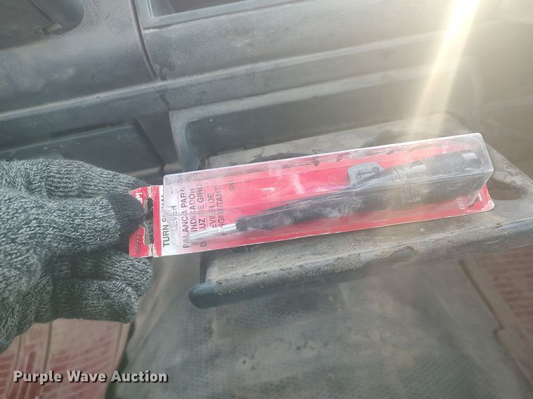 image for item MM9945 1993 GMC Sierra C2500  utility bed pickup truck