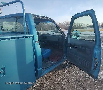 image for item MM9945 1993 GMC Sierra C2500  utility bed pickup truck