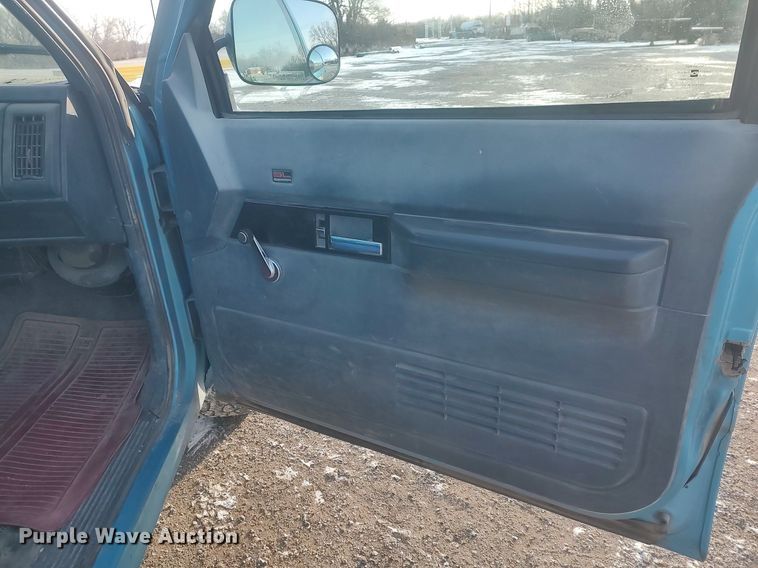 image for item MM9945 1993 GMC Sierra C2500  utility bed pickup truck