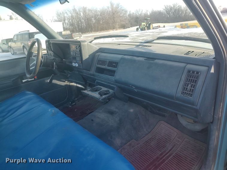 image for item MM9945 1993 GMC Sierra C2500  utility bed pickup truck