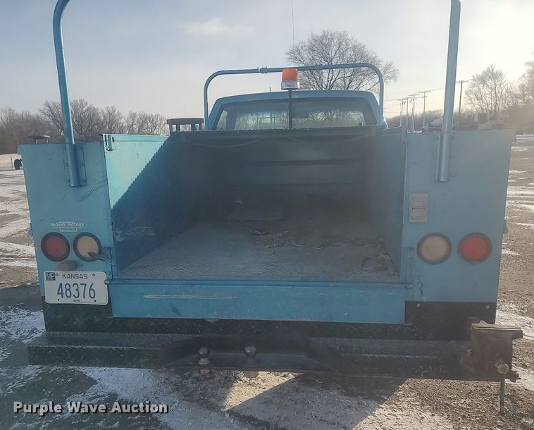 image for item MM9945 1993 GMC Sierra C2500  utility bed pickup truck