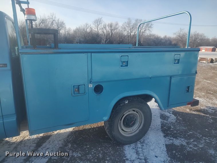 image for item MM9945 1993 GMC Sierra C2500  utility bed pickup truck