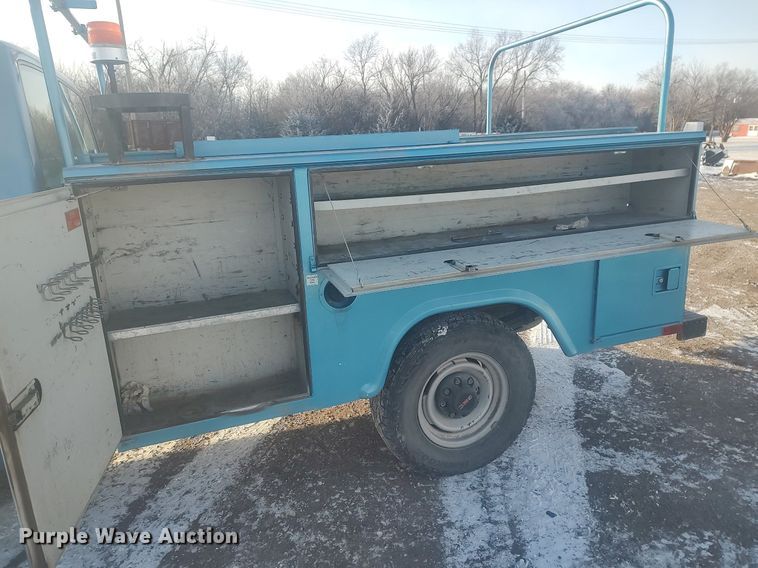 image for item MM9945 1993 GMC Sierra C2500  utility bed pickup truck