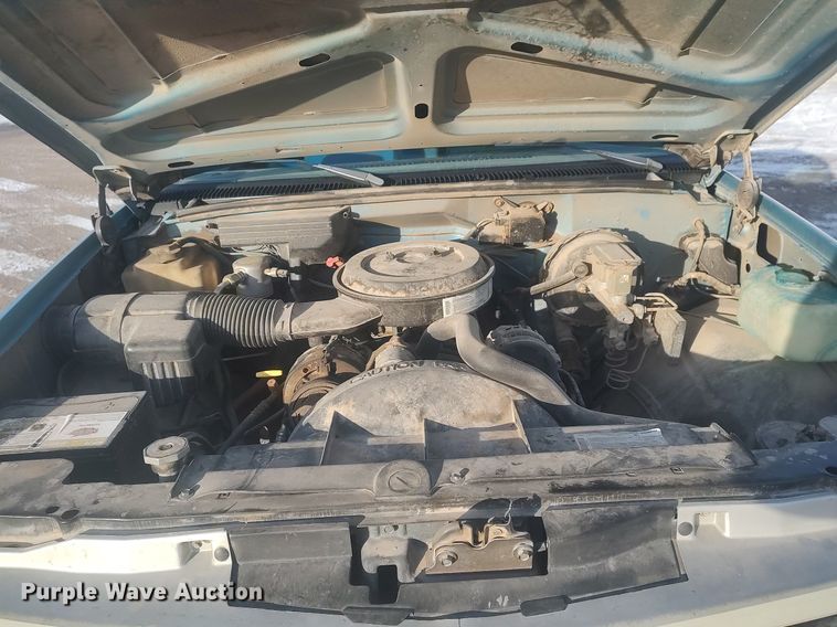 image for item MM9945 1993 GMC Sierra C2500  utility bed pickup truck