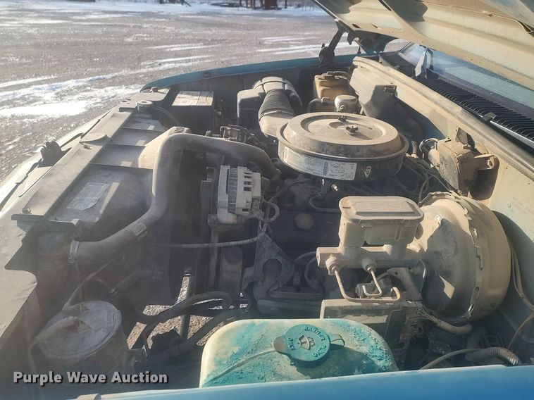 image for item MM9945 1993 GMC Sierra C2500  utility bed pickup truck