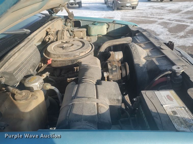 image for item MM9945 1993 GMC Sierra C2500  utility bed pickup truck