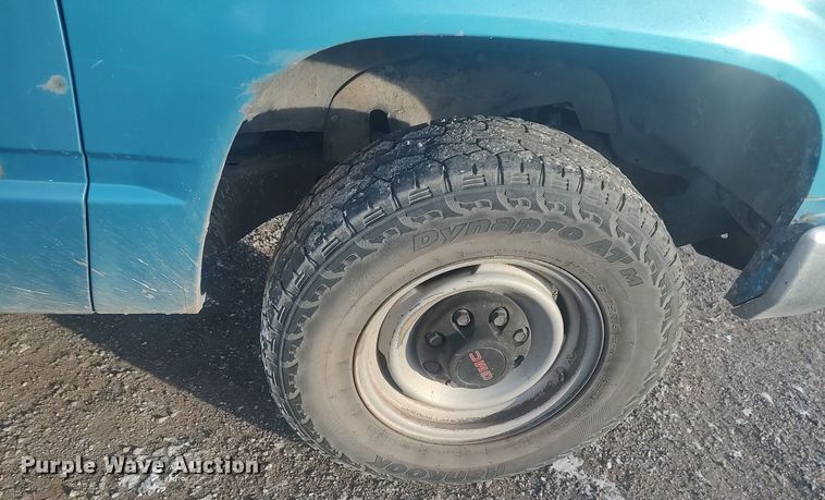 image for item MM9945 1993 GMC Sierra C2500  utility bed pickup truck