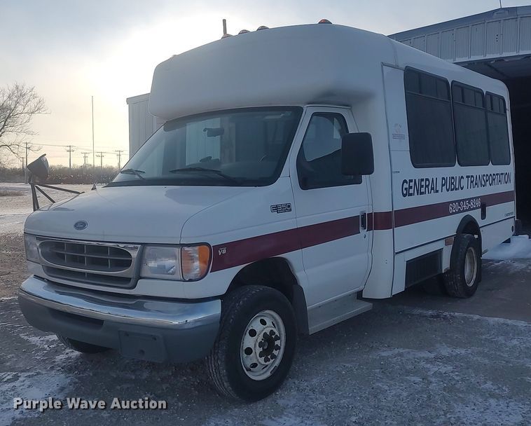 image for item MM9946 2000 Ford E350 Super Duty  shuttle bus