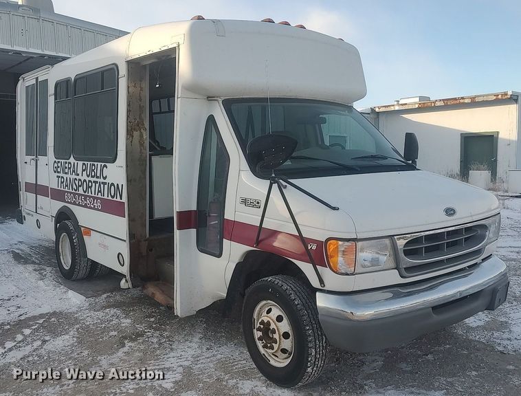 image for item MM9946 2000 Ford E350 Super Duty  shuttle bus