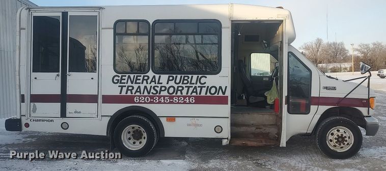 image for item MM9946 2000 Ford E350 Super Duty  shuttle bus