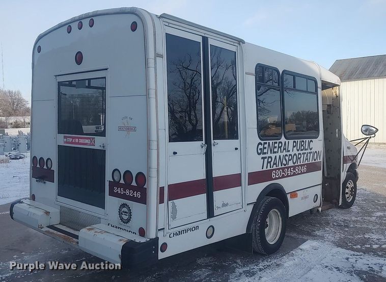 image for item MM9946 2000 Ford E350 Super Duty  shuttle bus