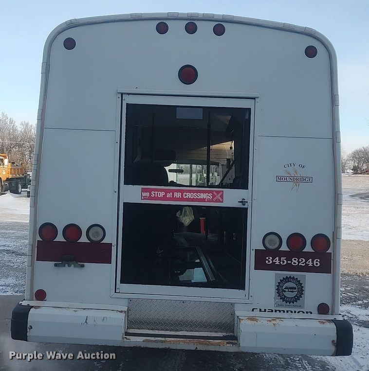 image for item MM9946 2000 Ford E350 Super Duty  shuttle bus