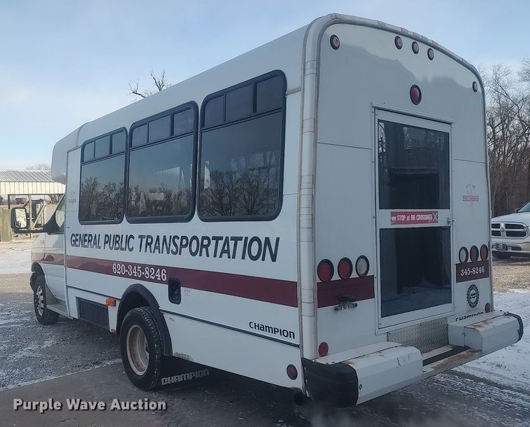 image for item MM9946 2000 Ford E350 Super Duty  shuttle bus