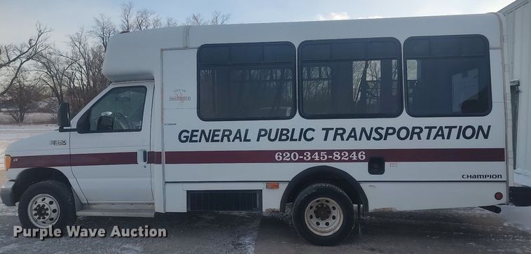 image for item MM9946 2000 Ford E350 Super Duty  shuttle bus