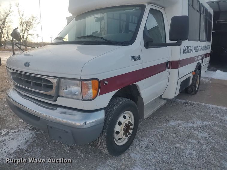 image for item MM9946 2000 Ford E350 Super Duty  shuttle bus
