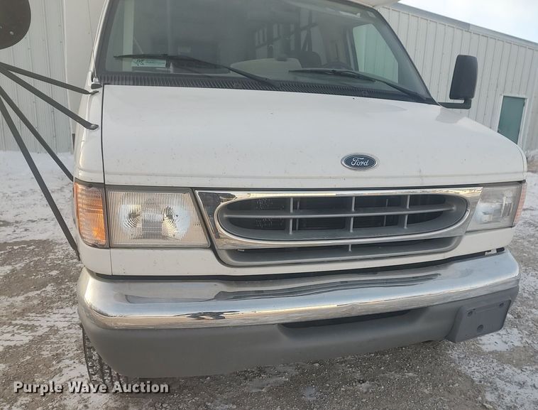 image for item MM9946 2000 Ford E350 Super Duty  shuttle bus