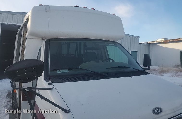 image for item MM9946 2000 Ford E350 Super Duty  shuttle bus